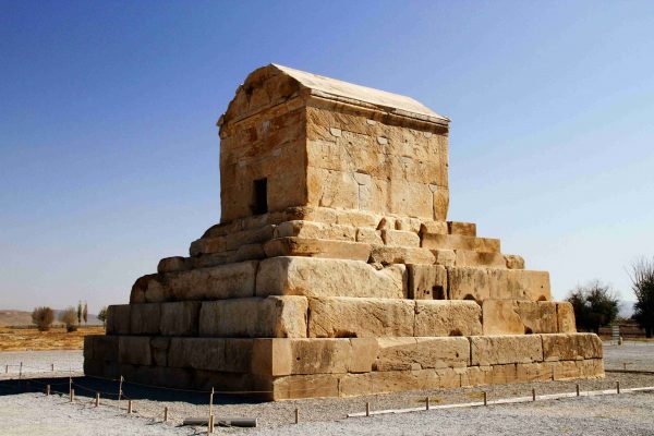 بخش هایی از کتاب تاریخ ایران در قرون نخست اسلامی در باره حمله اعراب