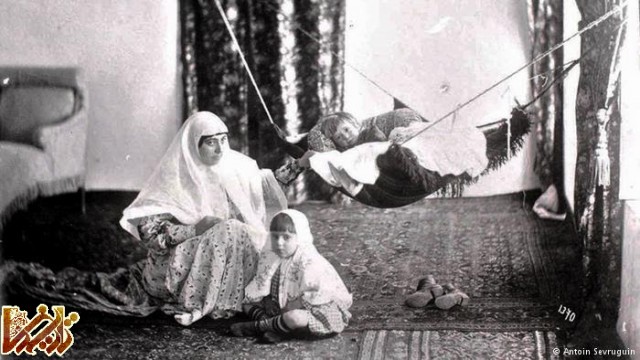 مادر ایرانی با دو فرزند خود • تصویری متعلق به بیش از صد سال پیش