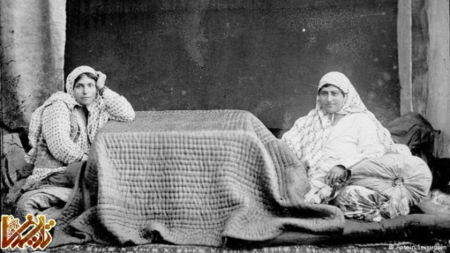 دو زن ایرانی نشسته زیر کرسی در زمان قاجار