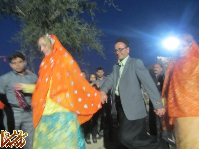 (تصویر: خانم مارسلا روم پف با لباس بختیاری در جشنواره شعر لری بنه وار، نوروز ۱۳۹۳)