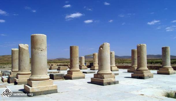 ستون های واقع شده در پاسارگاد، پایتخت امپراتوری هخامنشیان
