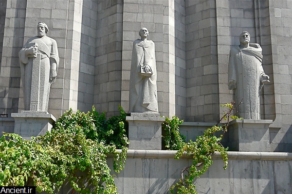 مجسمه سه شخصیت نامدار ارمنی - موسی خورنی، مخیتار گُش، فریک.