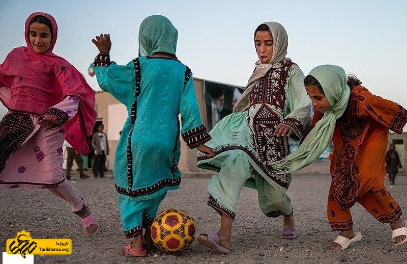 دختران فوتبالیست بلوچی با لباس محلی