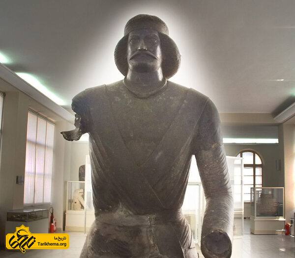 تندیس یک فرد پارتی که گفته می‌شود شمایل سردار سورنا است. این مجسمه در ایذه پیدا شده و در موزه ملی ایران است.