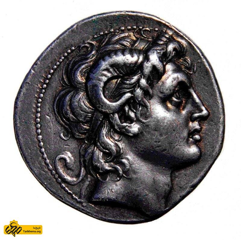 نقره دراخمای یونان (سکه یونان باستان) به نام اسکندر کبیر ضرب شده، که اسکندر را با شاخ‌های آمون-را به تصویر می کشد (۲۴۲/۲۴۱ پیش‌ازمیلاد، ضرب پس از مرگ). در موزه بریتانیا به نمایش گذاشته شده است.