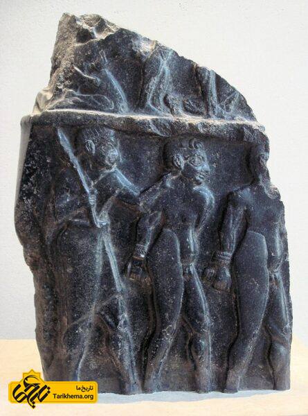 زندانی که توسط سرباز محاصره شده است ، 2300 سال پیش از میلاد. از مدل موی مجسمه می‌توان تشخیص داد که از سومریان بوده اند. 