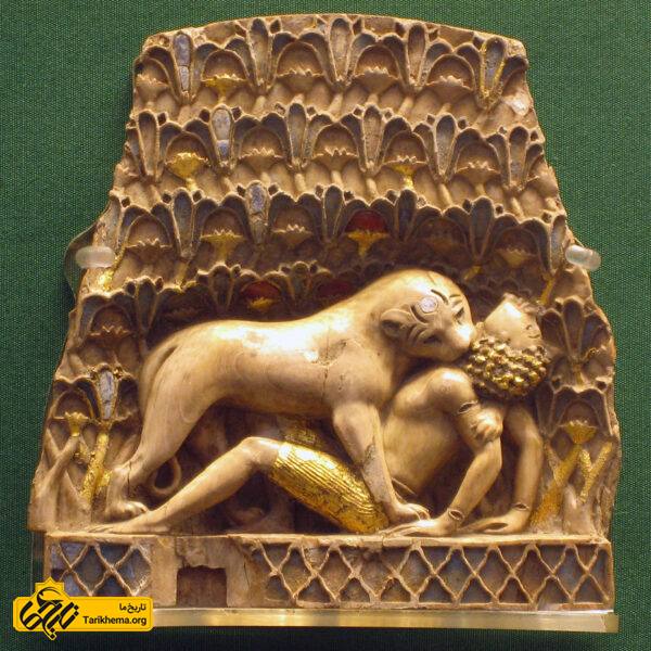 پلاک از جنس عاج نشان می‌دهد که یک شیر در حال خوردن انسان است. 9 تا 7 قرن پیش از میلاد