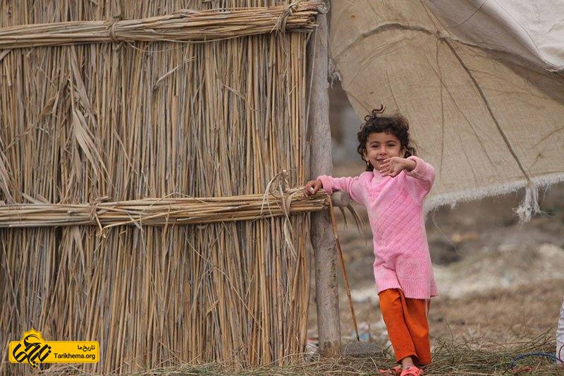 در این روستا مهاجرت کمتر صورت می‌گیرد، اهالی صراخیه روستای خود و زندگی در کنار تالاب را به مهاجرت ترجیح می‌دهند. بسیاری از جوانان سراخیه با ماندن در روستا و ازدواج‌های بومی باعث افزایش جمعیت بومی آن نیز شده‌اند.