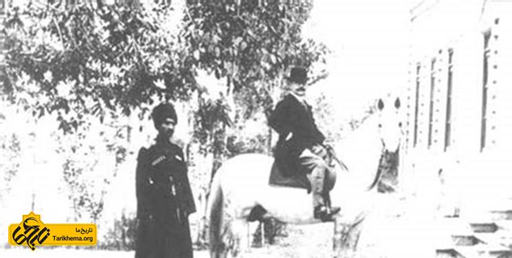 رضا پهلوی در حال نگهبانی سفارت هلند