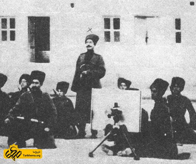 رضا ماکسیم، در حال آموزش به‌کارگیری رگبار به سربازان در درجه سلطانی (سروانی) در بریگاد قزاق