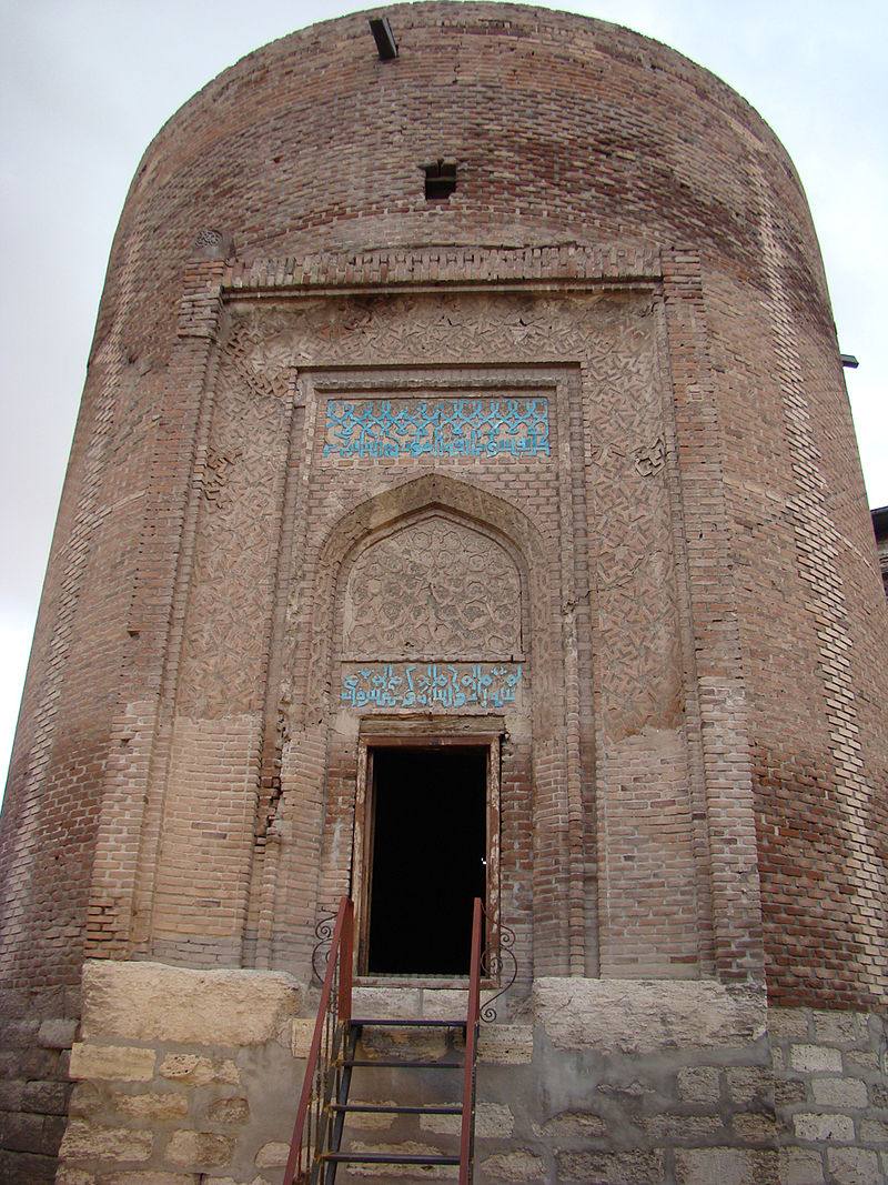 برج مدور از بناهای ساخته‌شده در دورهٔ اتابکان در شهر مراغه (۵۶۳ هجری)