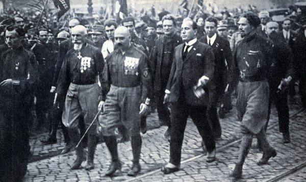 موسولینی، در محاصره حامیان، در اکتبر 1922 وارد رم می شود. چند روز قبل، موسولینی جنبش خود را هدایت کرده بود. 