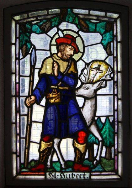 پرتره ای با شیشه رنگی از سنت هوبرت، که اعتقاد بر این بود که آثارش هاری را درمان می کند