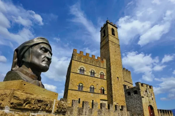 مجسمه نیم تنه دانته در زیر دیوارهای قرن دوازدهمی قلعه پاپی قرار دارد که مشرف به دشت های کامپالدینو است، جایی که دانته در سال 1289 با گوئلف ها جنگید.