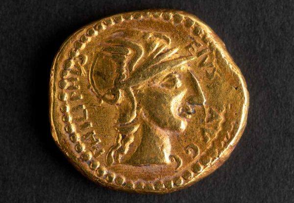 روی یک سکه طلای امپراتوری فیلیپ I/II که نیم تنه روما را با کلاه ایمنی بالدار نشان می دهد، حدود 260-70. c.260-70 ©, دانشگاه کلاسکو.