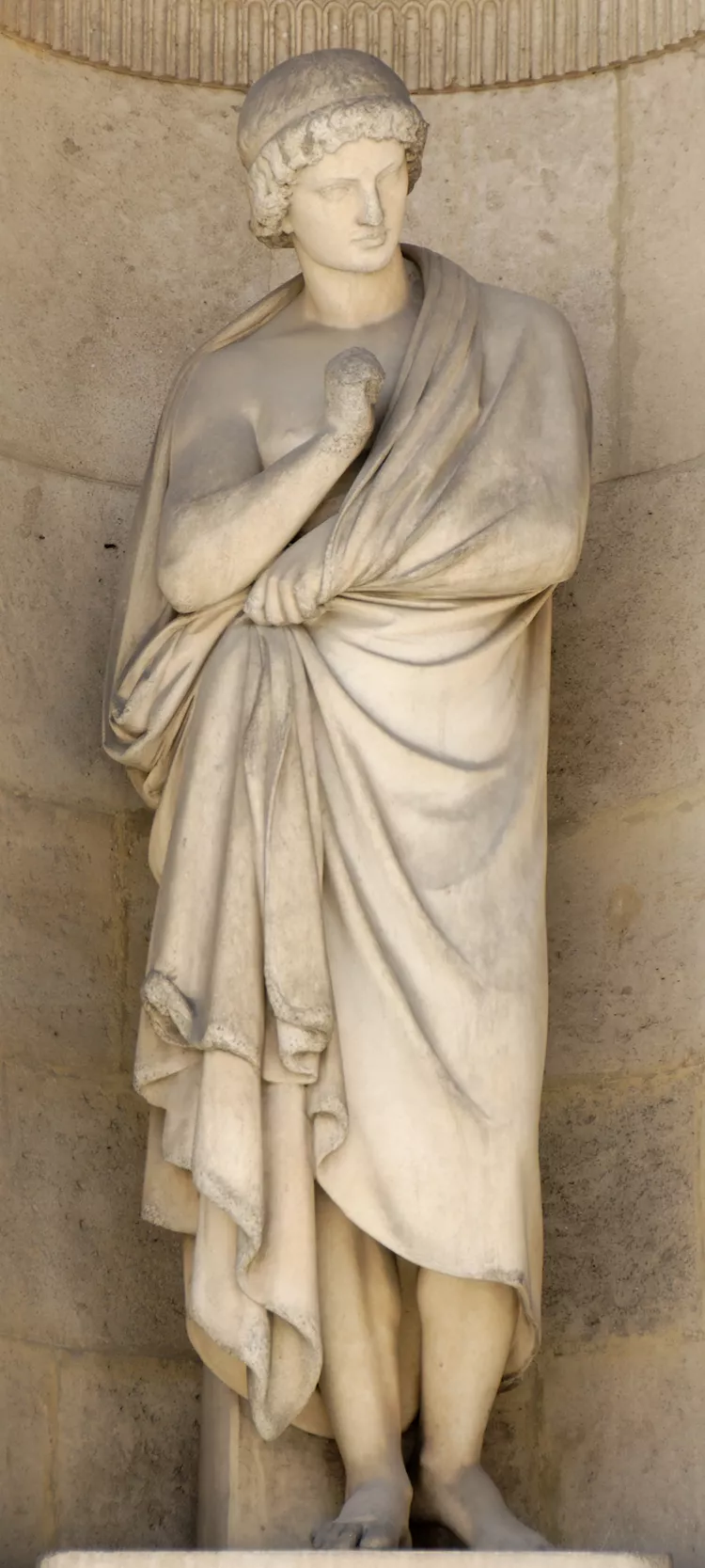 مجسمه آریستارخوس در کاخ لوور پاریس.