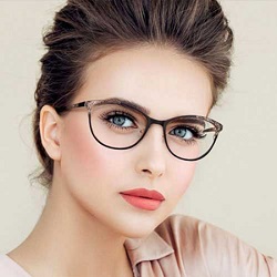 چه کنیم آرایش چشم زیر عینک زیباتر جلوه کند؟