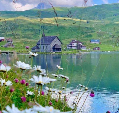 مژده خودت میدونی عزیزی همینه که میگریزی