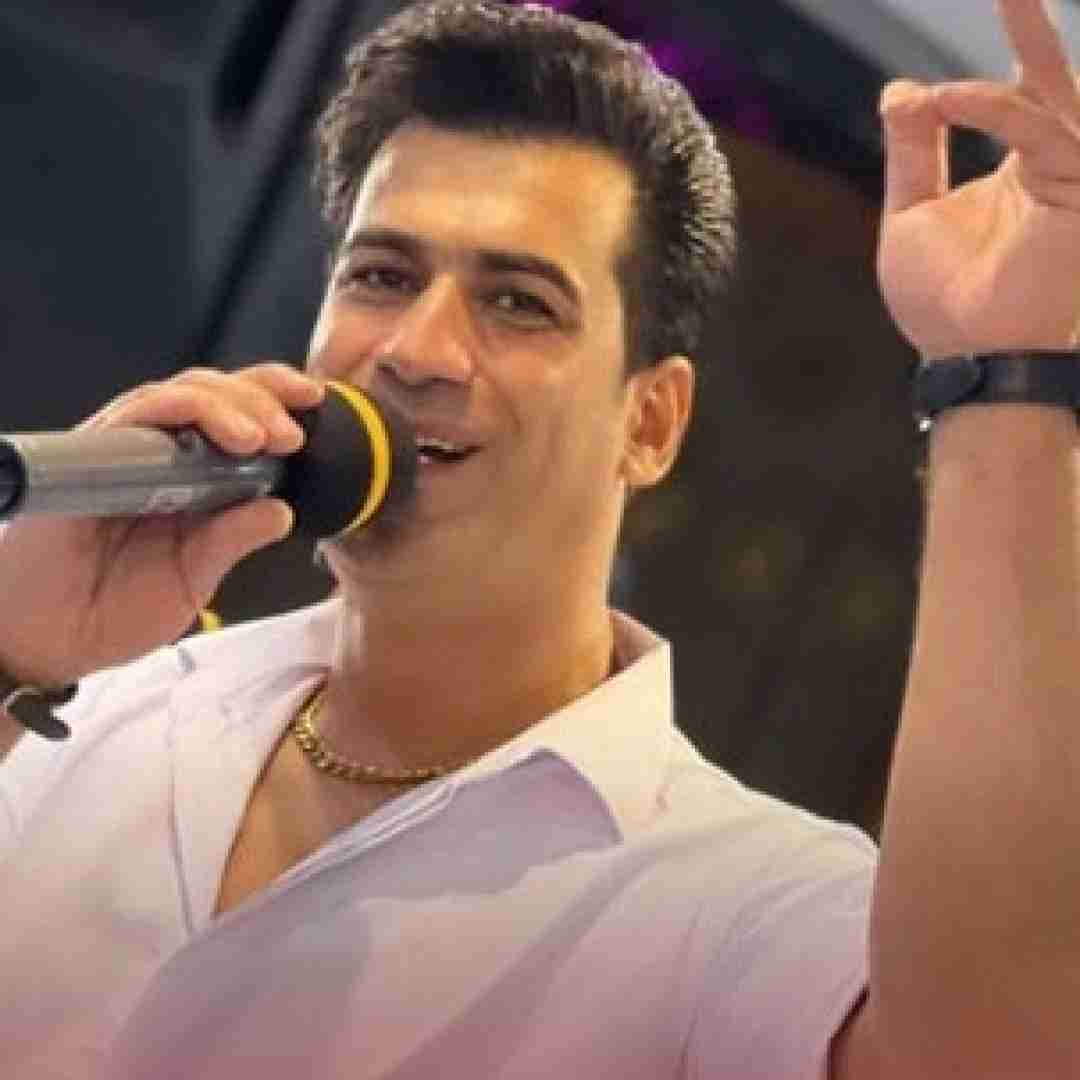 مسلم فتاحی هی میگم موهاتو جلوم نباف که من دیوونه میشم