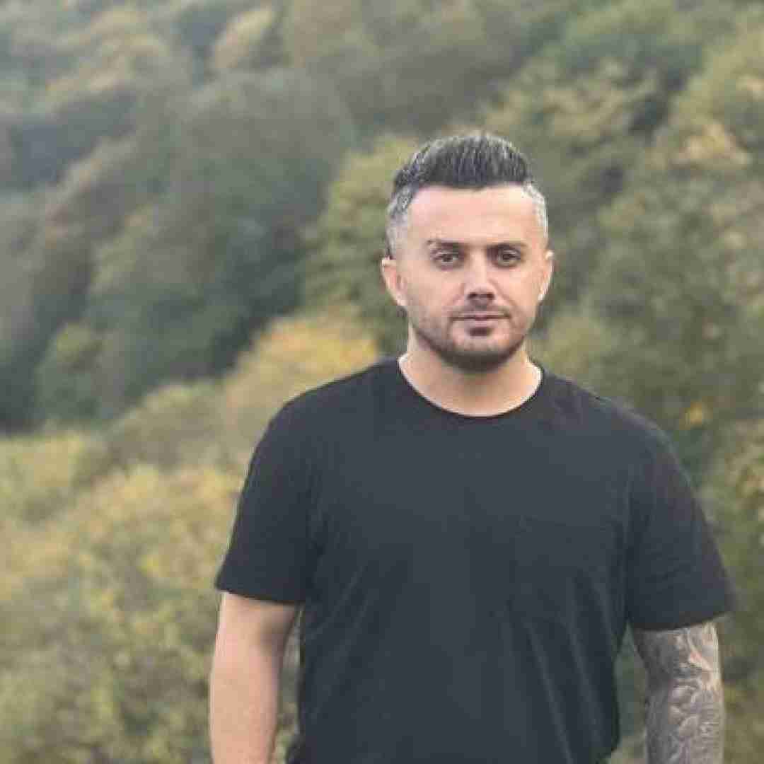 ابی عالی مستی قشنگه ولی با آدمش
