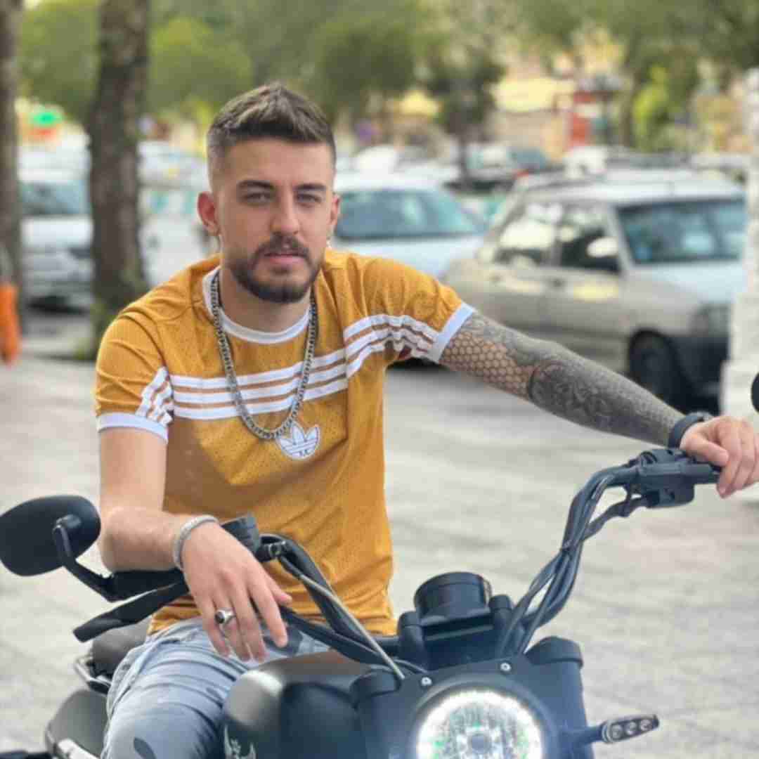 آبراهام یه خط خاموش سیو تو‌ گوشیم