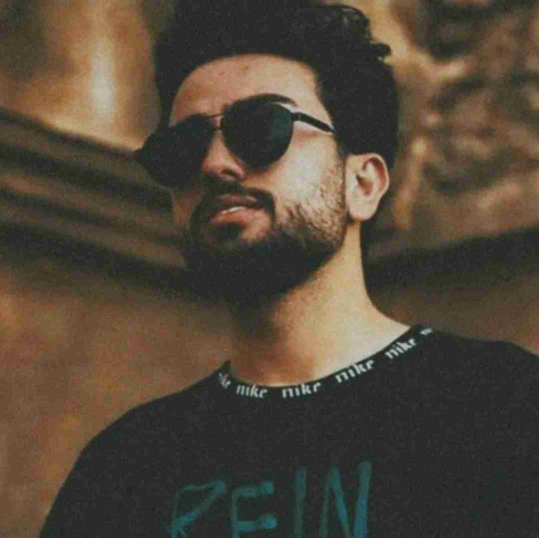 سالار صفرزاده وسط قلب من