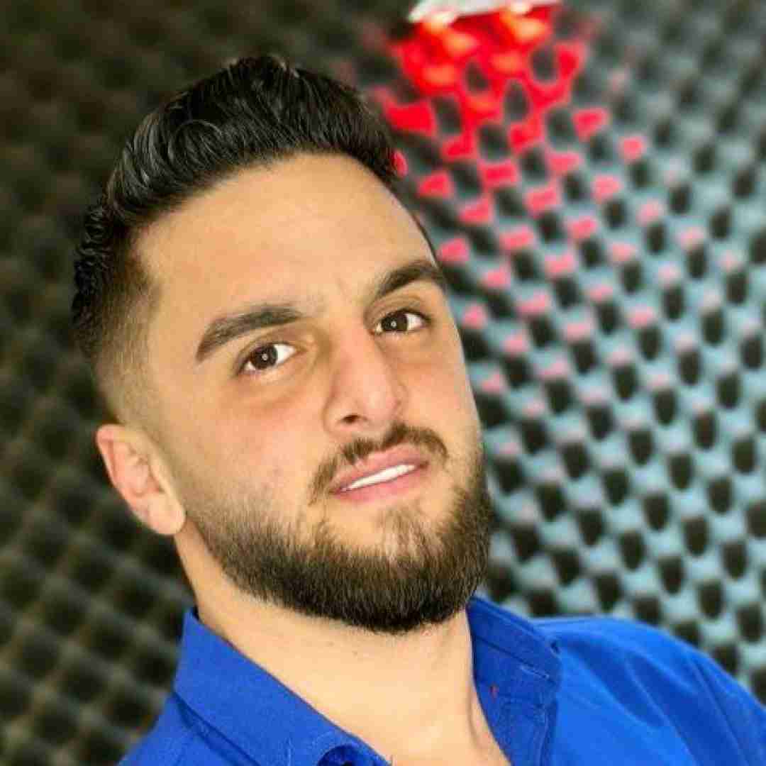 ابوالفضل متو چشمون سیاه ره فرفری موها ره