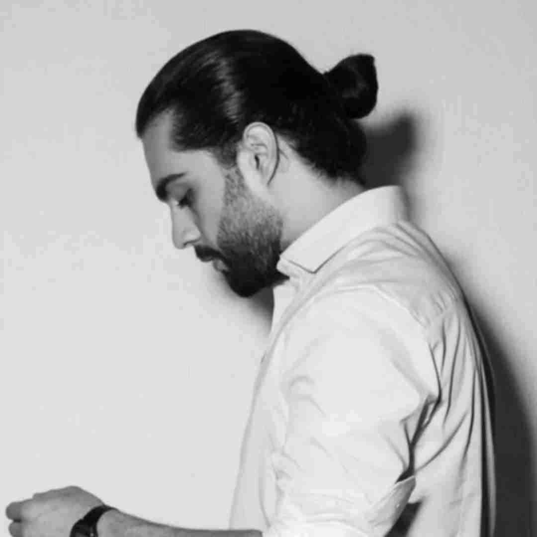 حامیم قصه ی عشق منو تو عشق توی یه نگاهه