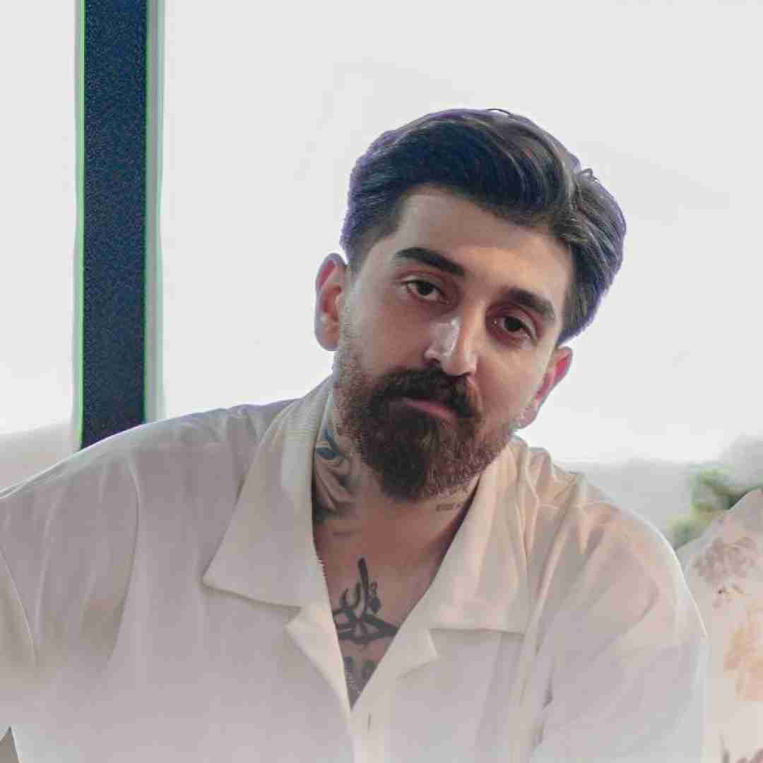 ماهان خادمی زیبای ابرو مشکی پیر وومه پای تو