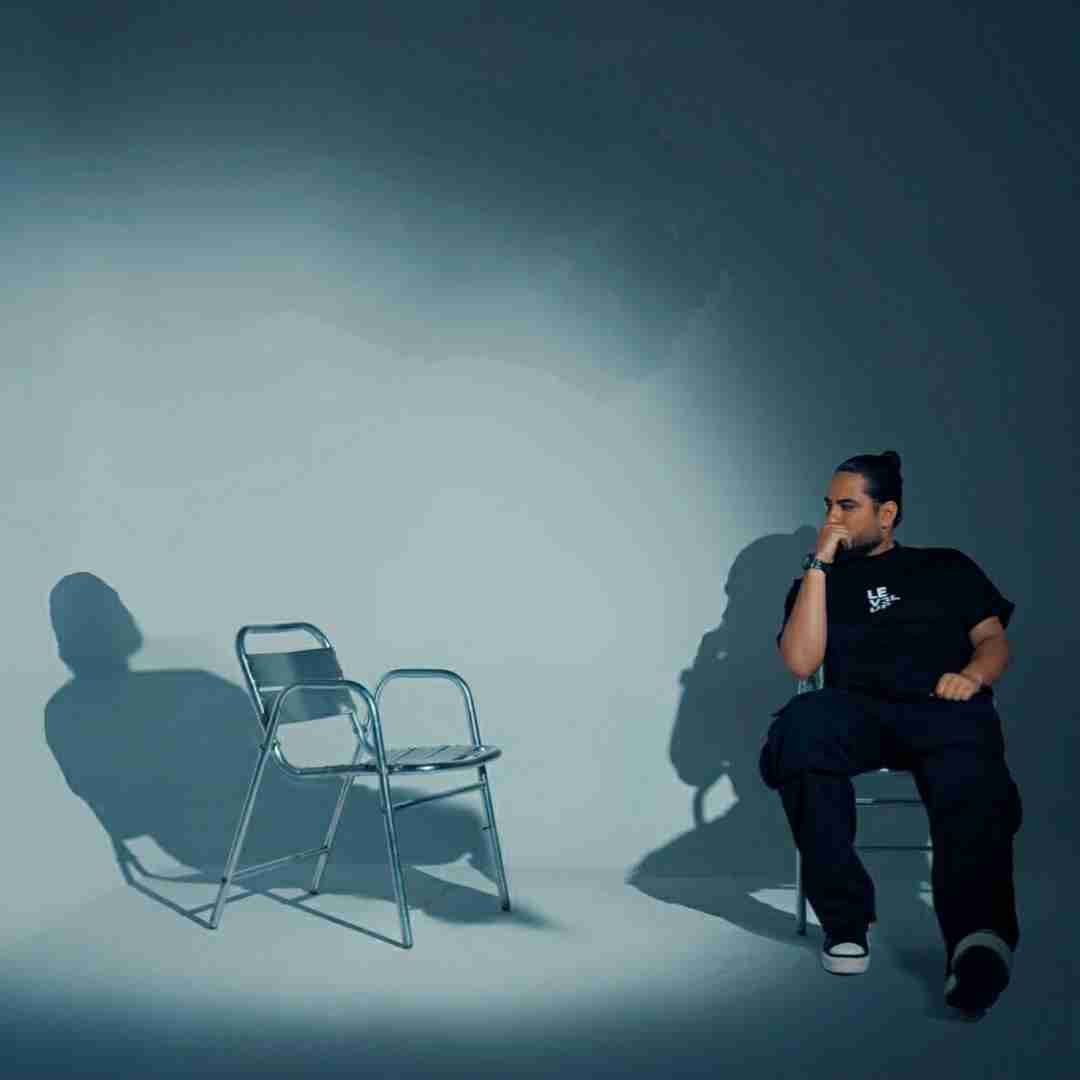 نیواد بوی موهات میپیچه میبره عقلو از این آدم