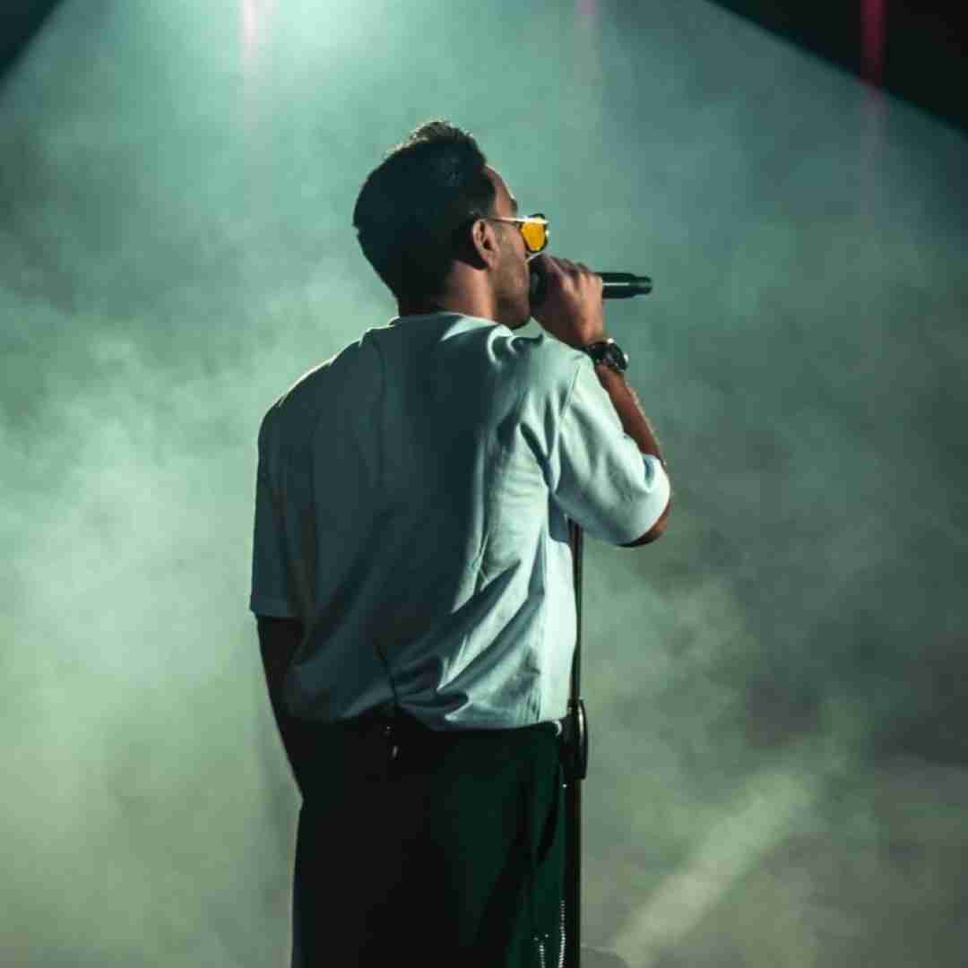 احمد سلو خودم عکس میگیرم خودم خودمو بغل میگیرم