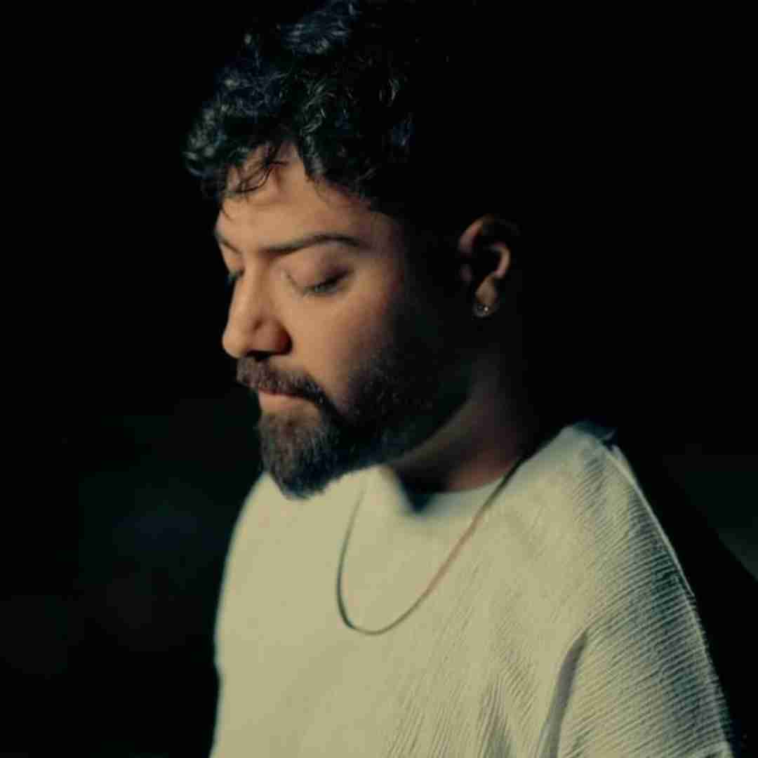 الیاد اومد گرفت دنیامو دستش پشت چشاشه یه ارتش