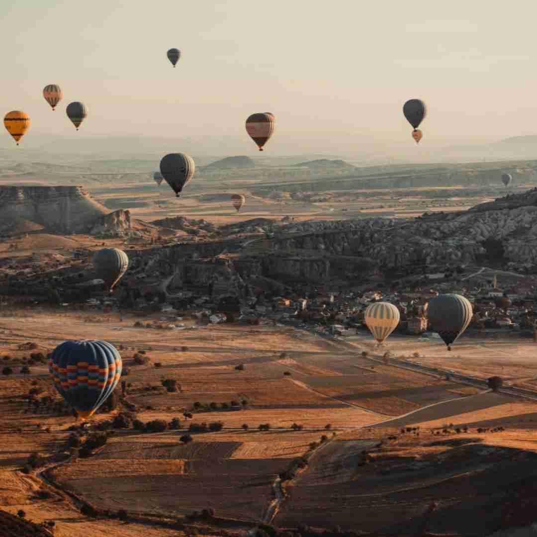 ریلکس تو بغل هم دستام چفت و دور بدنتن