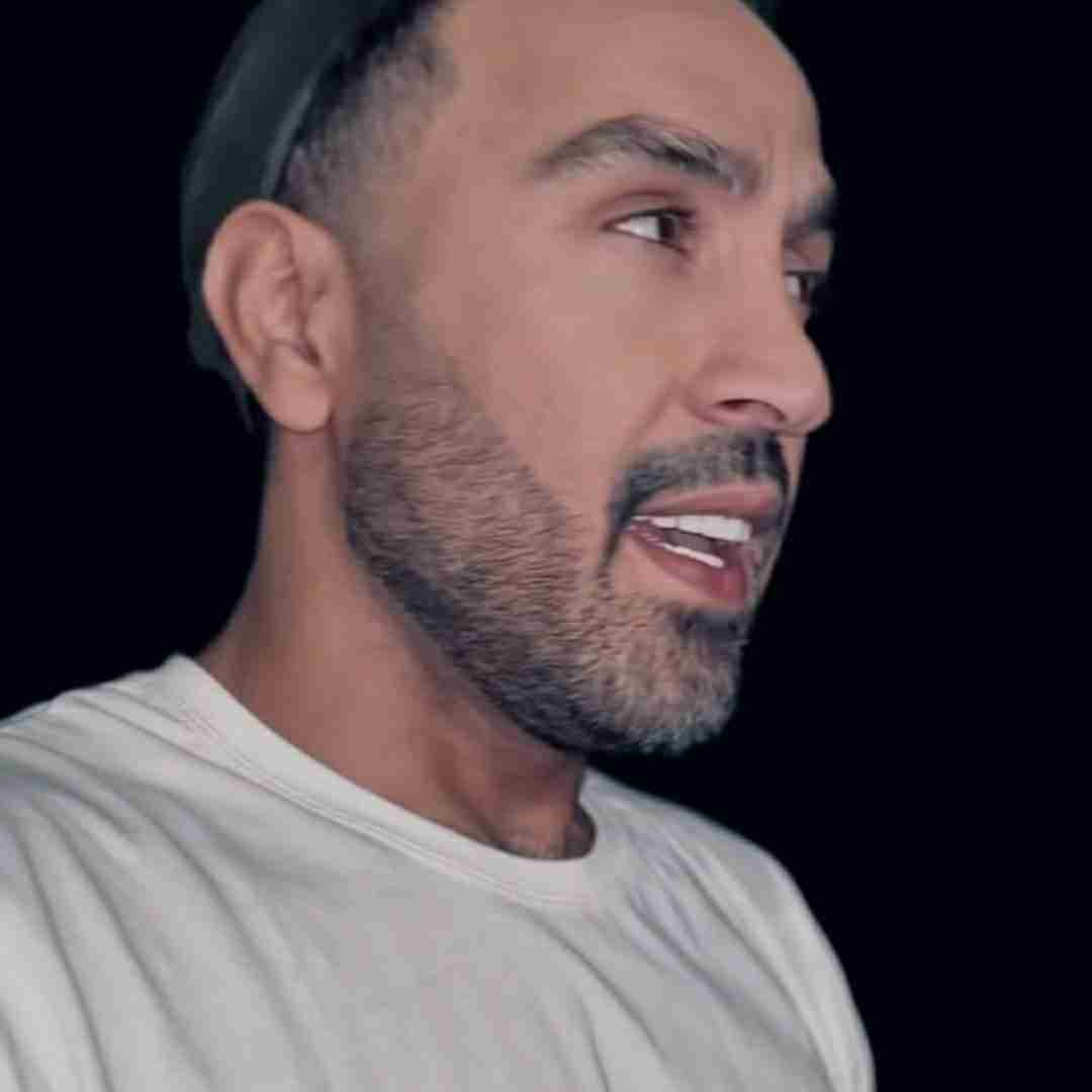 احمد سلو میزنه بارون رو تن شیشه انگار رو قلبم میزنه تیشه