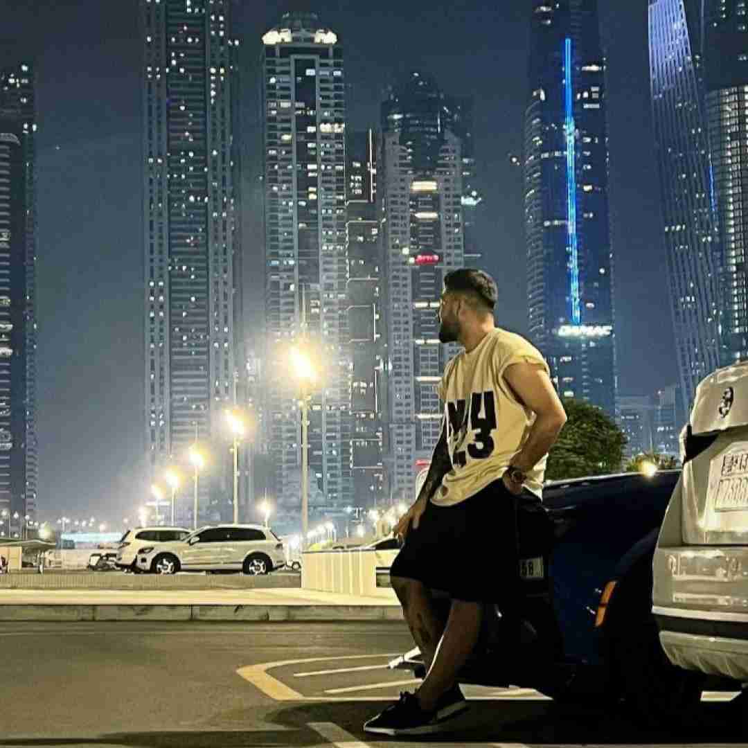 رامین تجنگی عکس گل چسبوندم به دیوار اتاقم