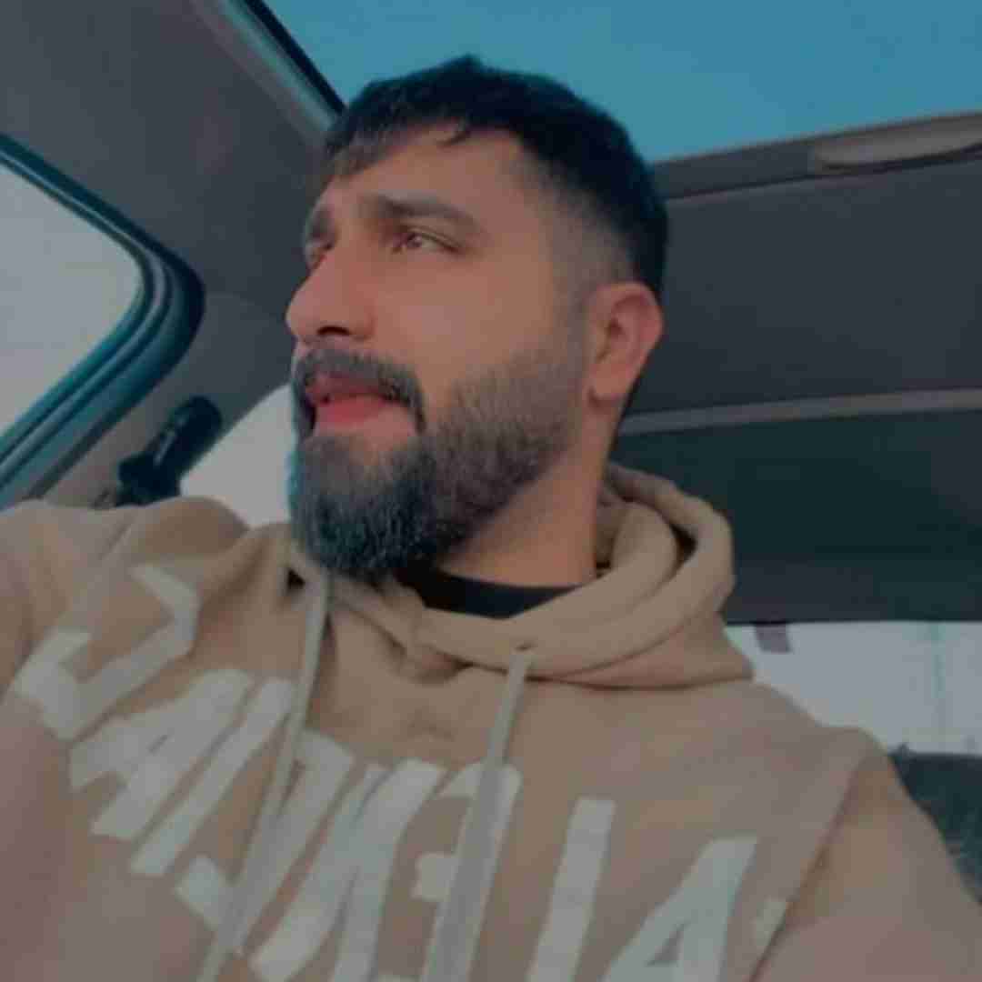 محمد امیری بشین جای نمیری اونی که باید بره منم