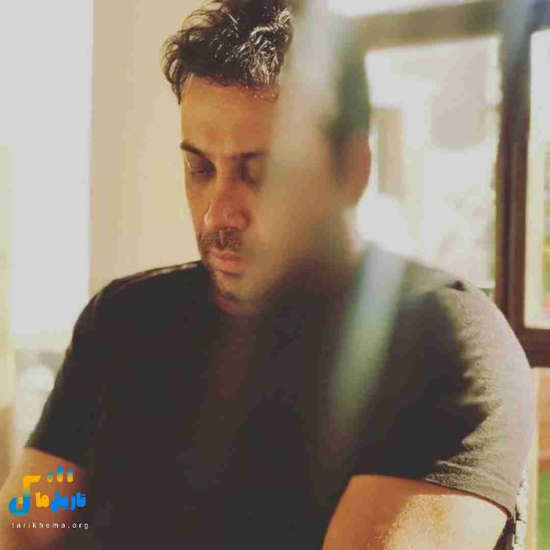 محسن چاوشی ساعت دیواری