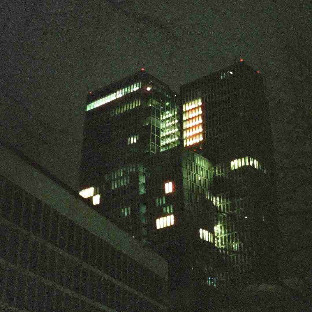 خودت با دستات چشامو ببند گریه نکن بخند