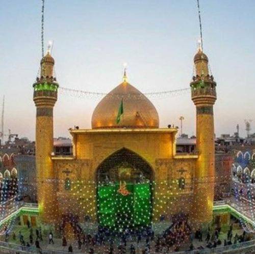 امیر کرمانشاهی علم تو دستاشه و حسین نگاش می‌کنه