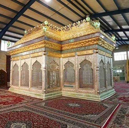 جواد مقدم می‌سوزه تموم تن من غریبم غریبم غریبم