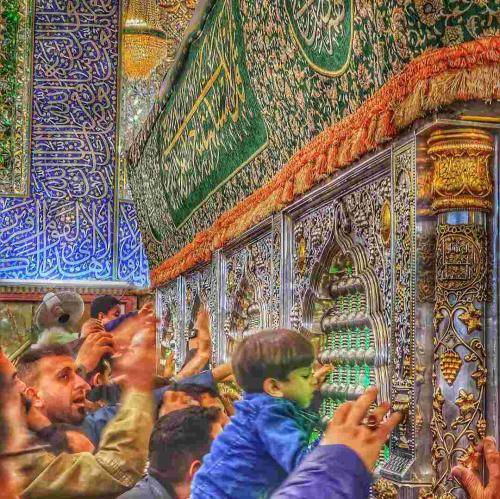 مجید بنی فاطمه من قربم و اصحابم اولئک المقربونن