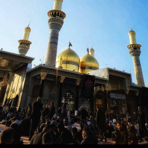 حسین سیب سرخی فرش روضه های تو بوی آسمون میده خوش به حال اونی که