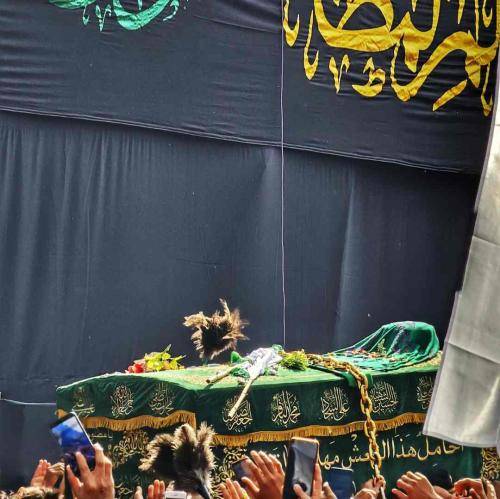 حسین ستوده کنار نهر آب با کام خشک دیدم برادر شهیدمو