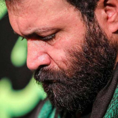 مهدی اکبری قدم قدم زمین می‌افته کشیده رو سرش عبایی