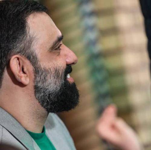 جواد مقدم پسر ارشد اربابه که رو دستای عمو جون خوابه همه عالم شدن مبهوتش
