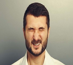 دلایل لرزش پلک چشم